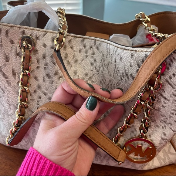 Michael Kors cream monogram leather tote - Picture 15 of 16